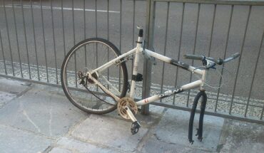 A bike with stolen front wheel